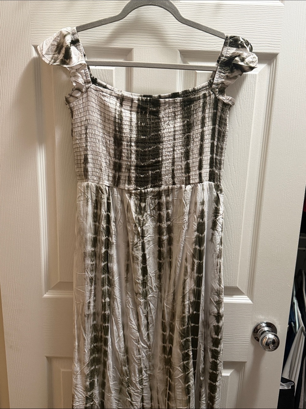 Cupshe Tie Dye Ruffle Shoulder Maxi Dress
 in Olive and White